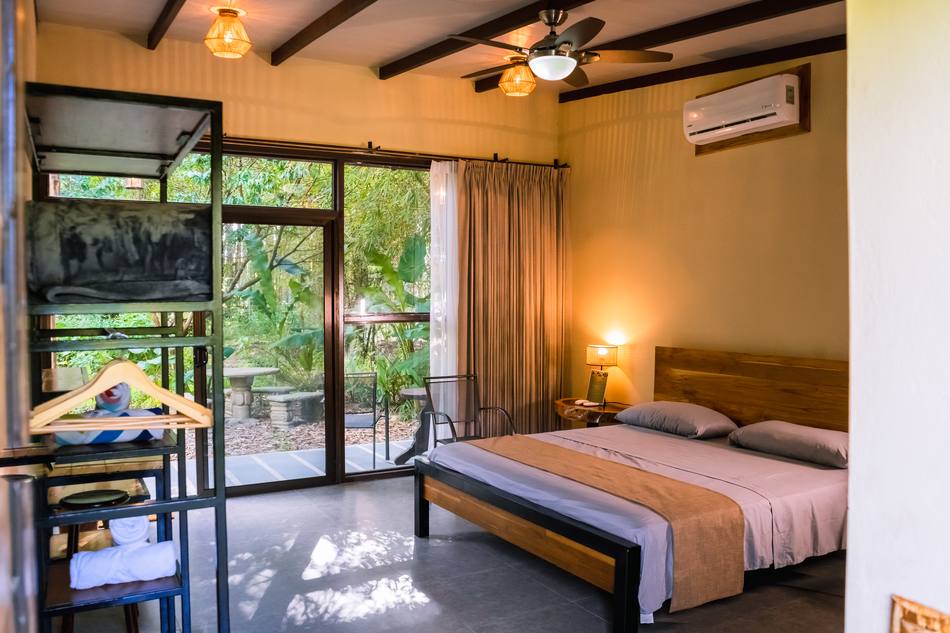 King Cabin bed with garden view