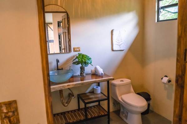 Queen Cabin bathroom