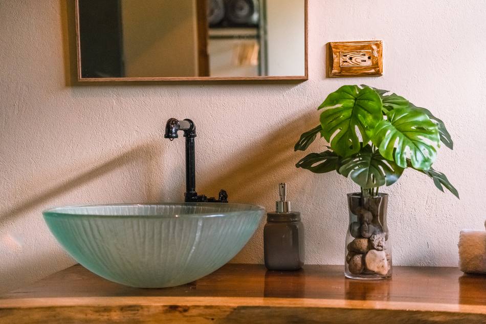 Queen Cabin bathroom detail